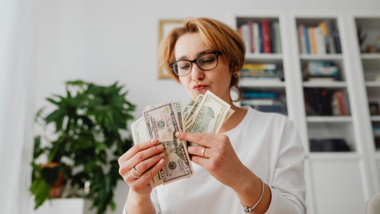 Gastos con tarjeta en dólares: cuál es la mejor forma de pagar el resumen y evitar recargos