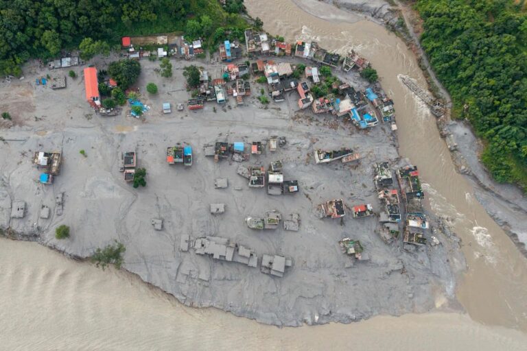 Video: suben a 538 los muertos por las inundaciones en Nepal