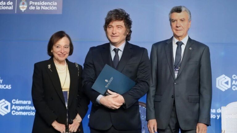 Javier Milei cruzó a los empresarios: "Si quieren vender la misma remera que los chinos 5 o 10 veces más cara, tenemos un problema"