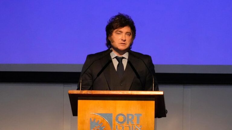 Los argentinos luchan por pagar sus deudas en la dolorosa reforma económica de Javier Milei