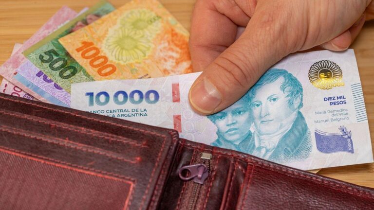 Los salarios privados registrados siguen rezagados: subieron 1,9% en junio y no lograron superar a la inflación
