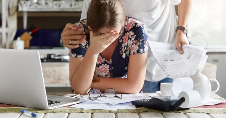 Salarios deprimidos y mora récord