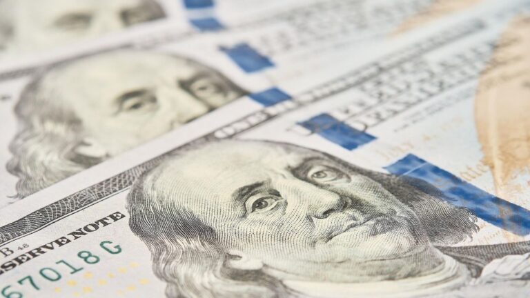 El dólar mayorista retrocedió tras varias ruedas de presión cambiaria, pero se sostuvo por encima de los $1.510