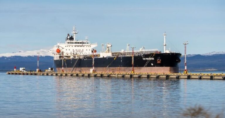 Tierra del Fuego denunció la presencia de un buque petrolero británico en Ushuaia