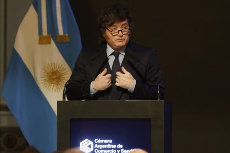 Milei volvió a atacar a periodistas que cuestionaron sus políticas: “ignorantes e imbéciles”