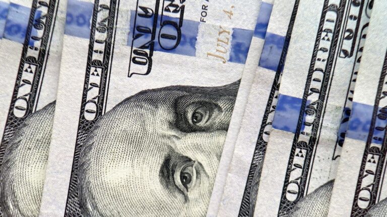 El dólar avanza por tercera jornada al hilo y se consolida por encima de los $1.500