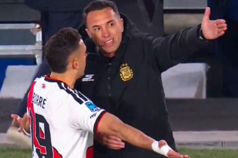 Además, los hinchas cantaron contra el presidente de la AFA, Claudio Chiqui Tapia