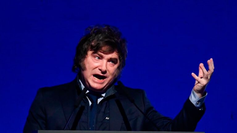 Javier Milei y sus medidas, en vivo: su participación en el congreso de la FIA y la llegada de la misión del Vaticano