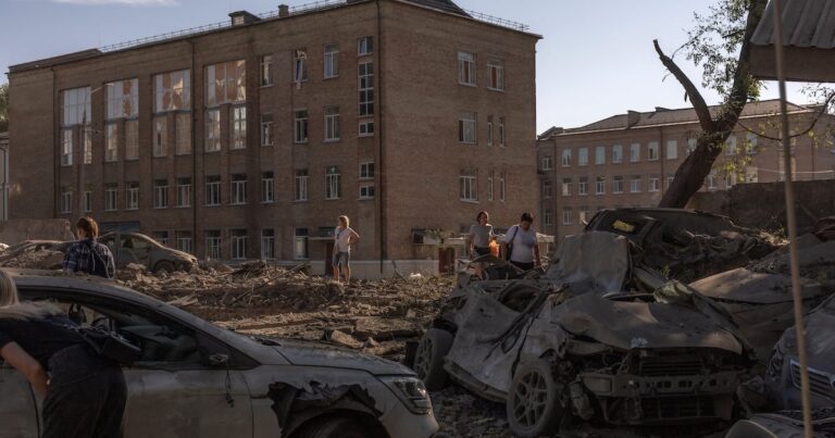 Al menos 16 muertos por un bombardeo ruso en Kiev y sus alrededores