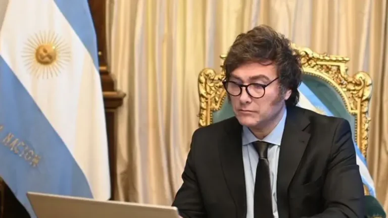 Javier Milei difundió mensajes que ponen en duda el ataque a la expareja de Fernando Cerimedo