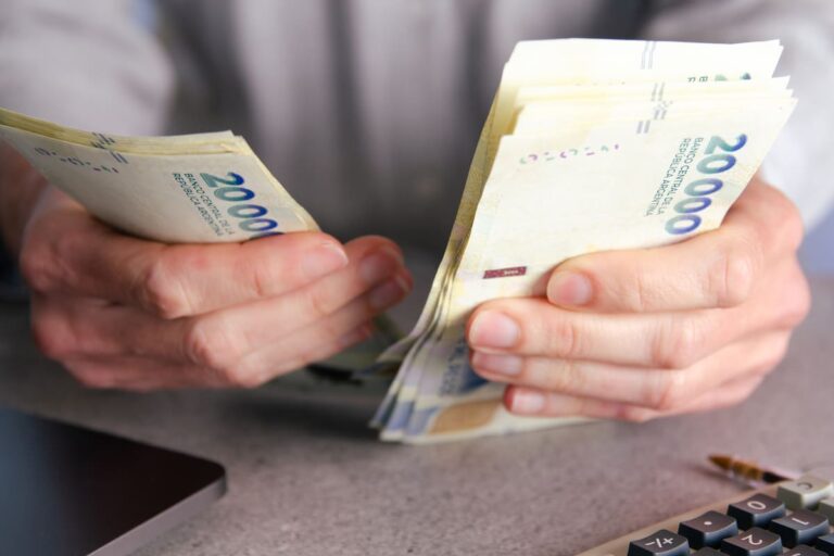 Cae la cantidad de cheques rechazados y se consolidan las señales de distensión en la cadena de pagos