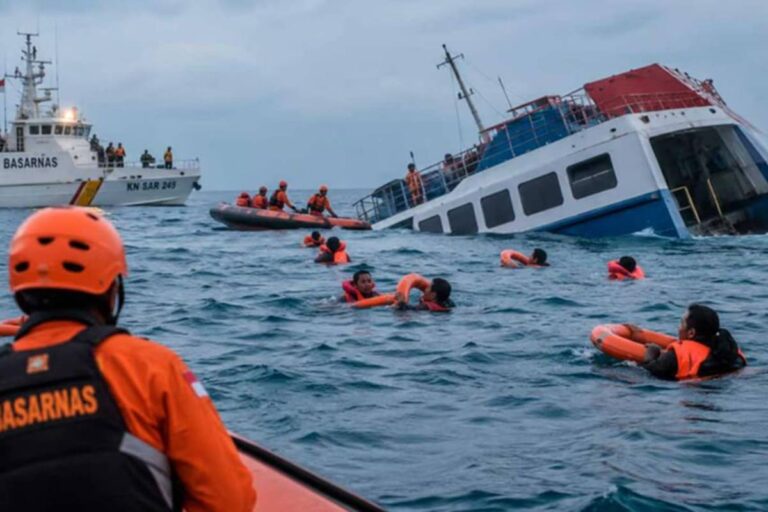 Naufragio en Indonesia: seis muertos, 129 desaparecidos y un operativo bajo condiciones adversas