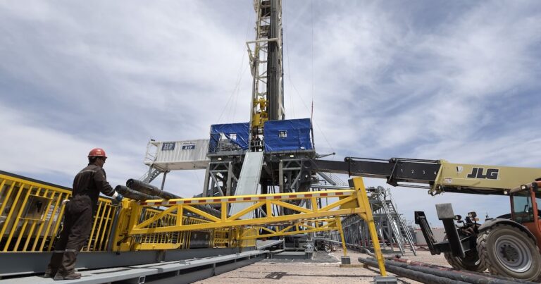 El comercio exterior sostuvo su superávit en agosto, apoyado en los precios y la energía