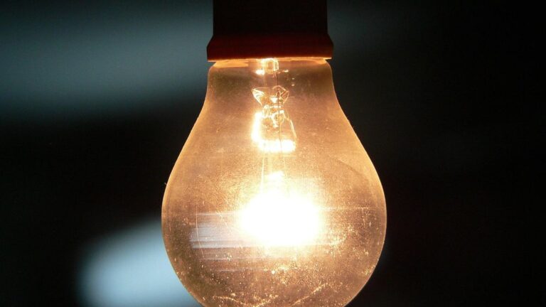 Cautelar en Bahía Blanca obliga a cuatro eléctricas a revertir cargos provinciales