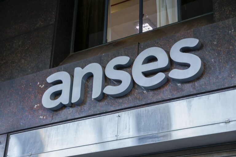 ANSES actualizó haberes y asignaciones desde octubre: nuevos montos y topes