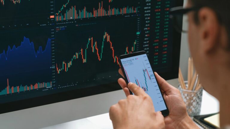El dólar minorista se ubica en $1.535 en el Banco Nación y el blue vende a $1.560