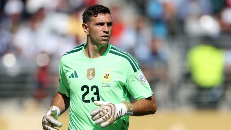 Dibu Martínez respaldó a Messi y evitó postularse al Balón de Oro