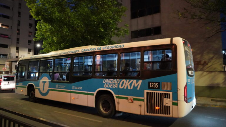 Córdoba espera el cierre de la paritaria nacional y UTA amenaza con ampliar las protestas