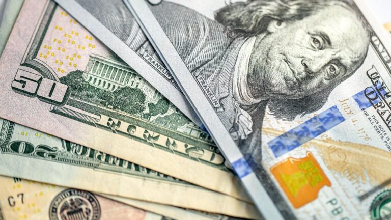 El Presupuesto prevé un dólar de $1.847,60 para 2027 mientras el mayorista vuelve a subir