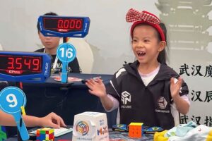 Lian Yunzhi marcó un récord femenino en la resolución del cubo Rubik
