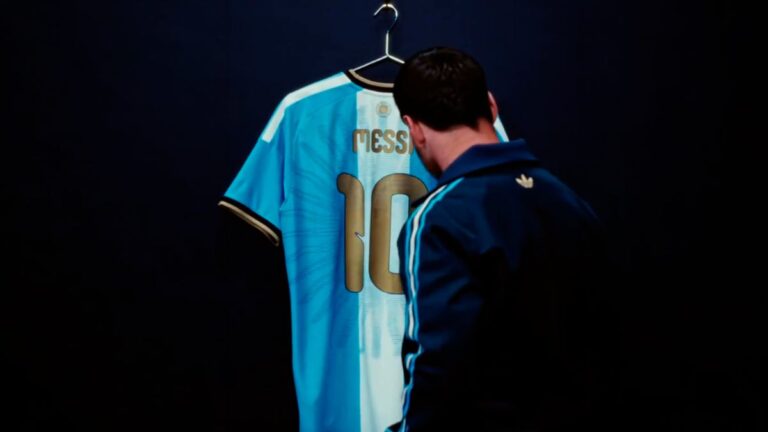 Messi exhibió la camiseta para su despedida de la Selección en el Monumental