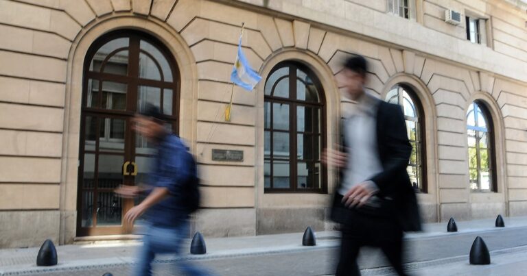 El Presupuesto proyecta más recursos para la SIDE y recortes persistentes en áreas sociales
