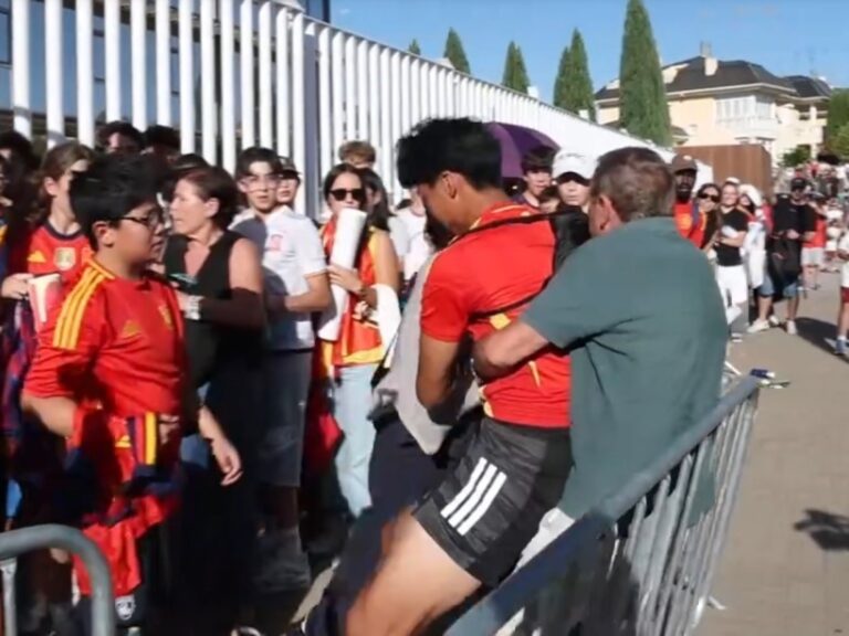Caos en Las Rozas durante la práctica abierta de la selección de España