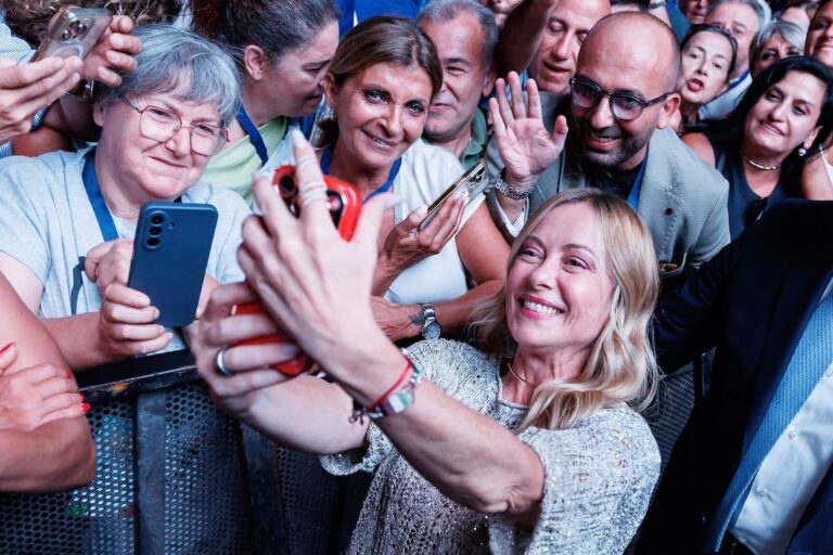 “No me rendí ni voy a rendirme”: Meloni celebró su récord ya en modo campaña para su reelección