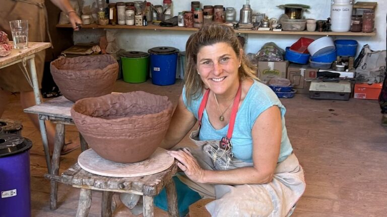 De marketing a la alfarería: el giro profesional de Luz Birba para crear Las Vueltas de Luz
