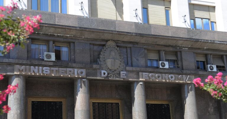 Presión externa, baja bursátil y riesgo país en 526 puntos