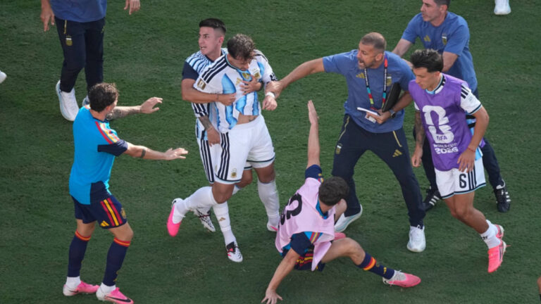 Paredes podría recibir una sanción mayor tras la pelea en la final del Mundial