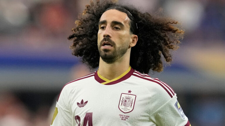 Marc Cucurella analiza dónde tatuarse la cara de Luis de la Fuente