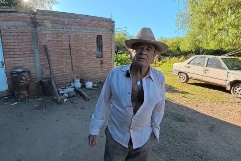 Santos Becerra, una vida de trabajo manual y alimentos propios en el monte cordobés