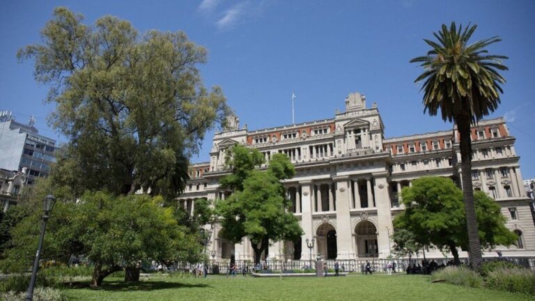 La Corte anuló el cálculo de intereses del 36% anual sobre una deuda aduanera en dólares