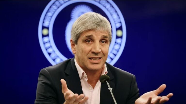 Caputo atribuyó a factores transitorios la caída de la actividad en julio