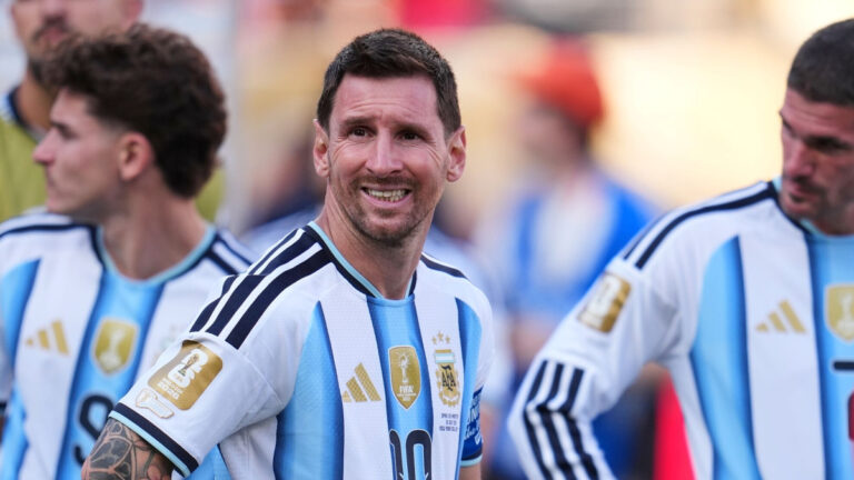 Messi mostró su decepción durante el cruce entre Paredes y los jugadores de España