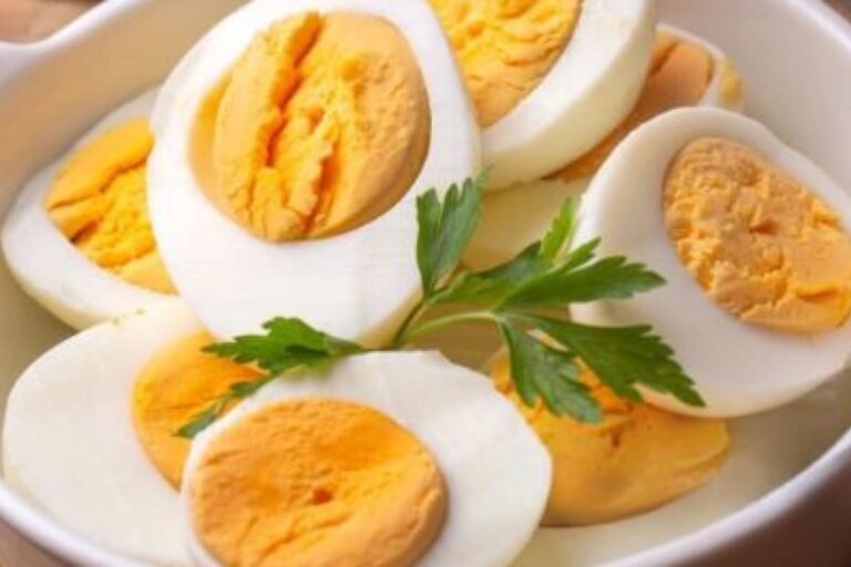 Huevo cocido: una opción práctica y saciante para comer entre comidas
