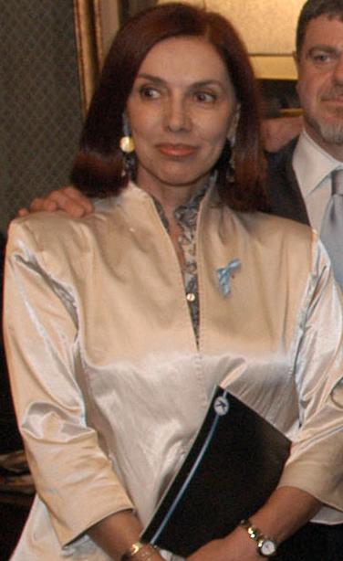 Nora Cárpena se recupera de una operación de cadera y continúa trabajando